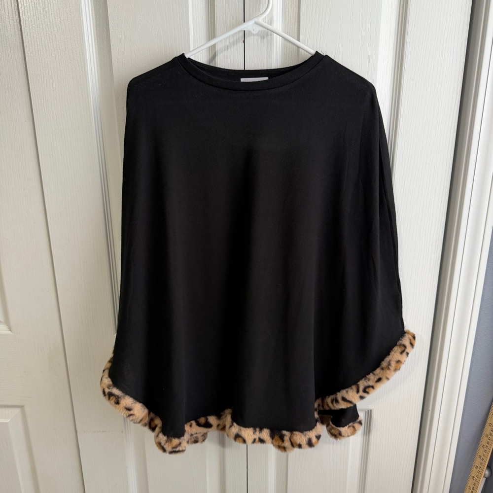 Top It‎ Off black faux fur leopard trim poncho OS one size
